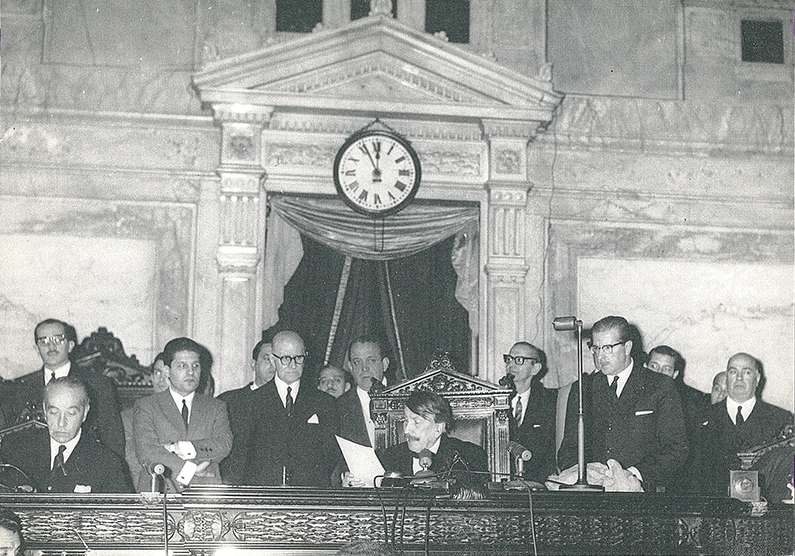 Sesión preparatoria para la elección de autoridades del cuerpo. Preside el Diputado Alfredo Palacios (1964).
