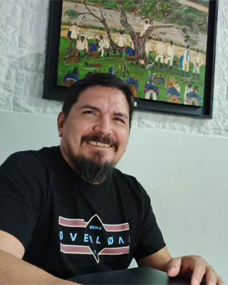 Fotografía del artista a color