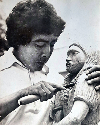 Fotografía del artista tallando