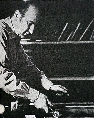 Fotografía del artista en blanco y negro