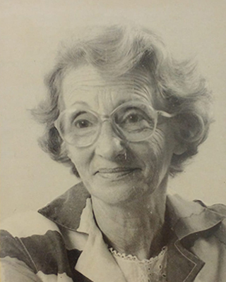 fotografía de la artista en blanco y negro