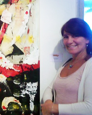 fotografía de la artista junto a su obra