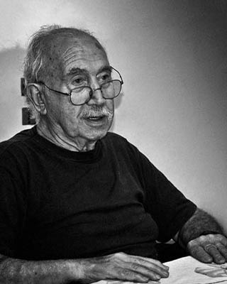 Fotografía del artista en blanco y negro