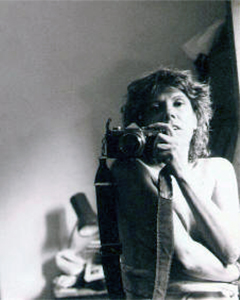 Fotografía de la artista en blanco y negro con cámara de fotos