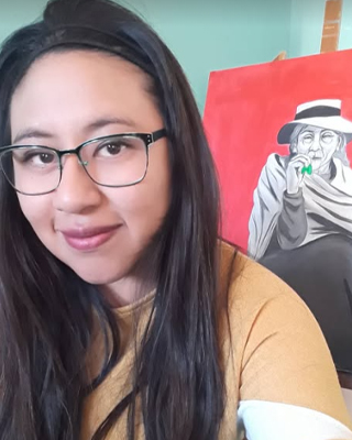 fotografía de la artista con una oba suya detrás