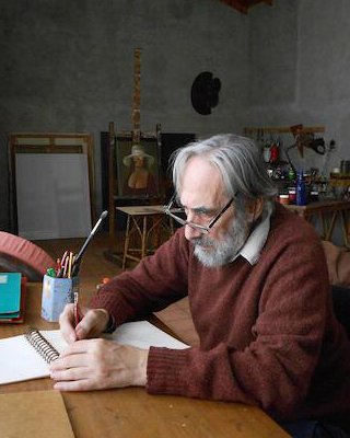 Fotografía del artista en su taller
