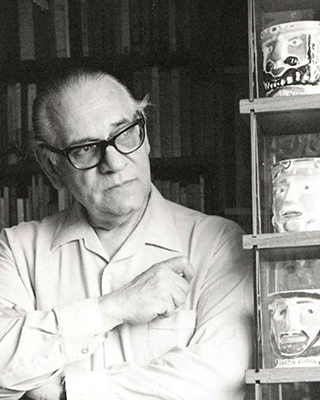 Fotografía del artista en blanco y negro