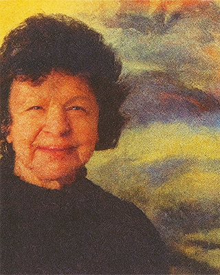 Fotografía de la artista junto a su obra