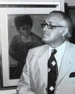 Fotografía del artista en blanco y negro con anteojos