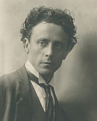 Fotografía del artista en blanco y negro