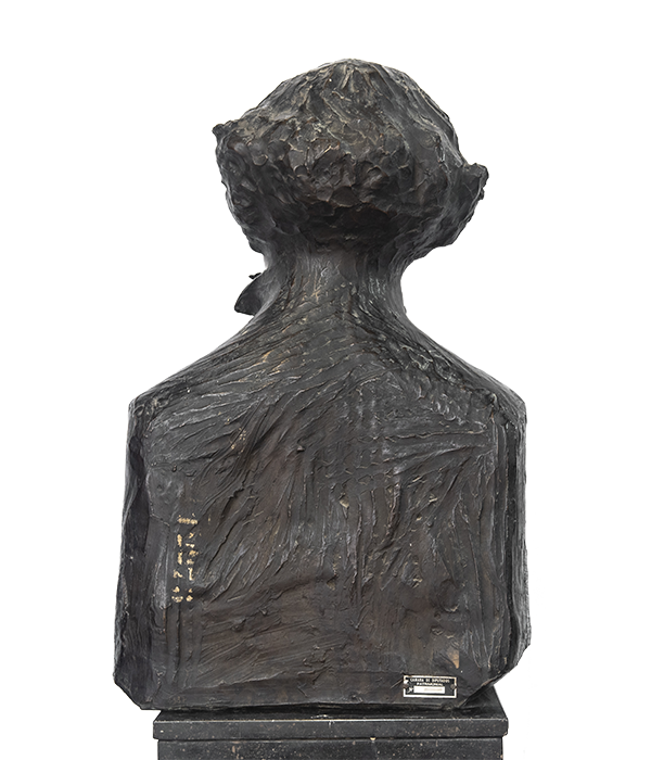 Escultura de atrás de Nicolás Avellaneda